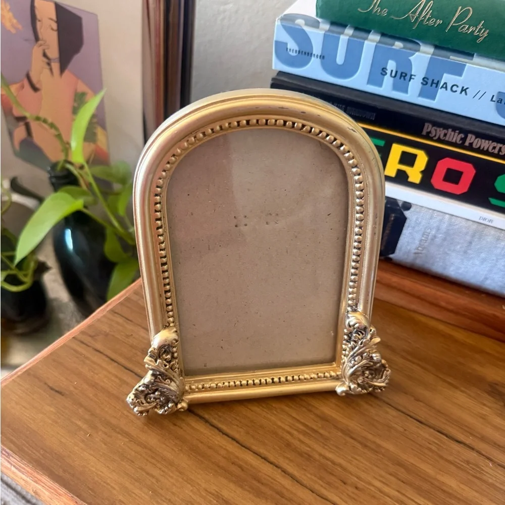 Nicole Miller Home Gold Floral Photo Frame Ornate Gold Tabletop 5x7” arched